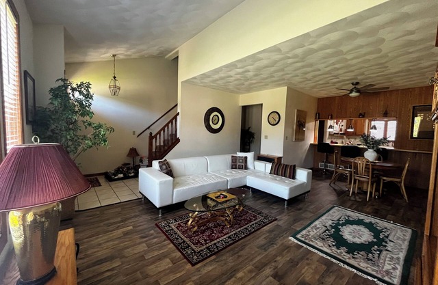 Cozy Rockford Retreat-Spacious 3-level townhome in Rockford, just off Alpine Rd
