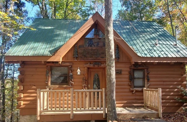 ♡♡ Cozy, Romantic Getaway w/Hot Tub & WiFi-Central Location