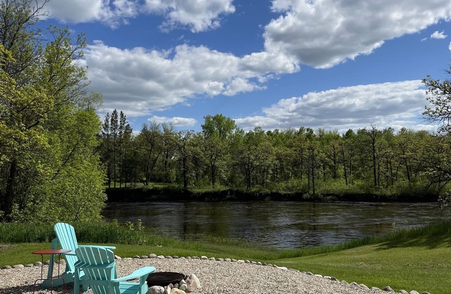 Cozy, Romantic, Riverfront Cottage