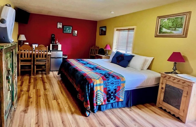 Cozy Room at Lake Roberts