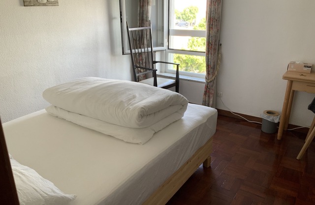 Cozy room next to Metro Station, close to Airport , easy access to city center