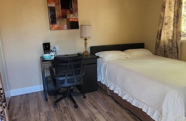 Cozy room /private bathroom /entrance