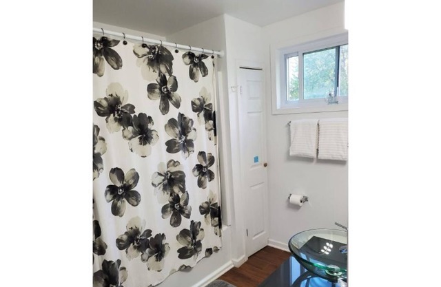 Cozy room w/ Private Bathroom, Entrance & Parking