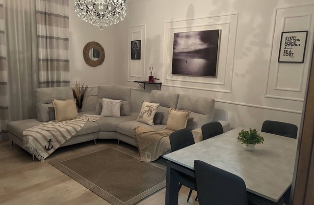 Cozy Room with luxurious living room/staff available 24/7