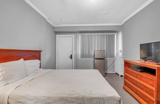 Cozy Room with Private Bath in Brownstown