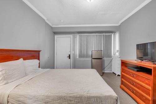 Cozy Room with Private Bath in Brownstown