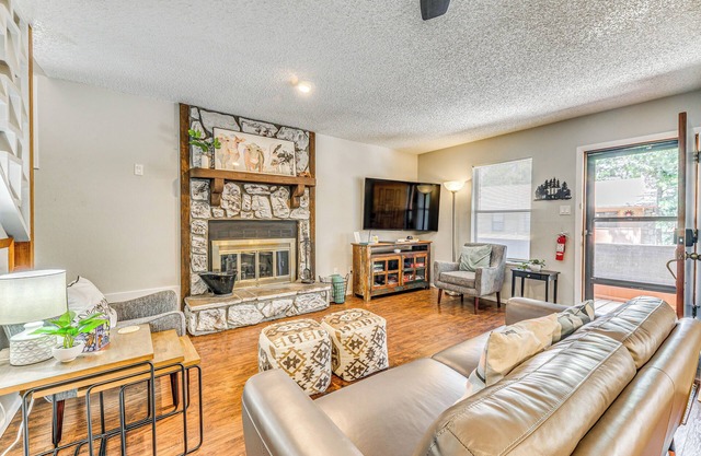 Cozy Ruidoso Condo w/ Deck ~ 2 Mi to Cedar Creek!