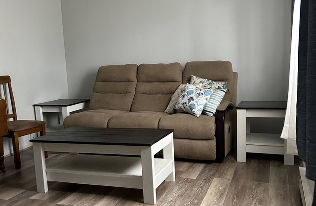 Cozy rustic 1 bedroom apartment perfect for pets with big grassy side yard!