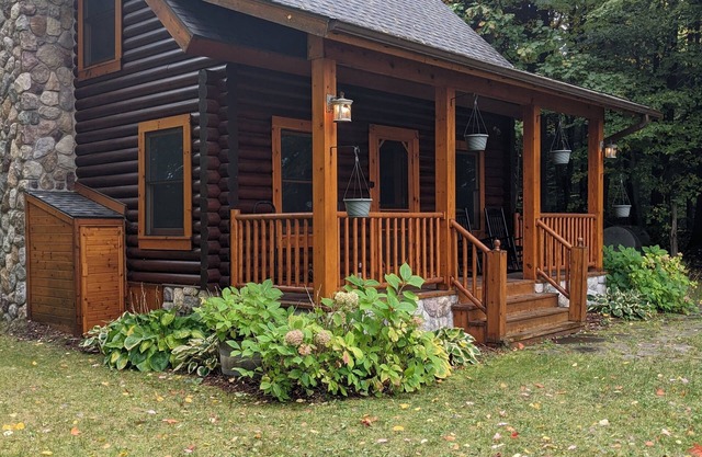 Cozy rustic cabin on Prescott Lake -- Minutes away from world renowned vineyards
