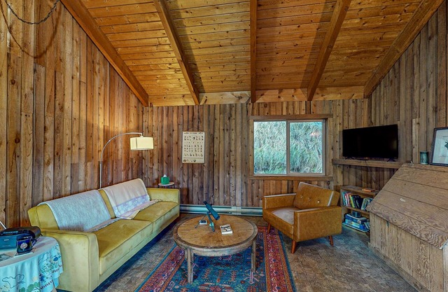 Cozy rustic cabin with views of lake Wallowa with WiFi, streaming, and grill