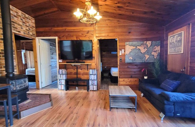 Cozy Rustic Cottage! Hot Tub, River, Fireplace, Kayaks, Tons of Games & Movies