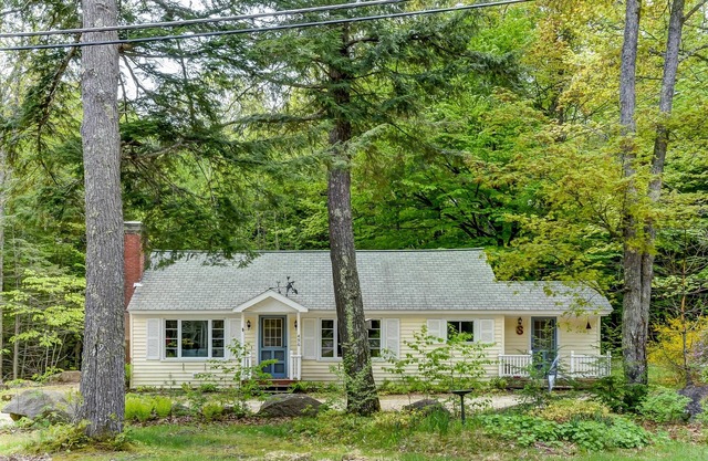 Cozy & rustic cottage with wood burning fireplace,just a mile from North Conway