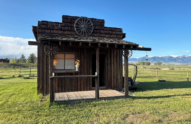 Cozy, country cabin with magnificent views of the Bridger Mountains.