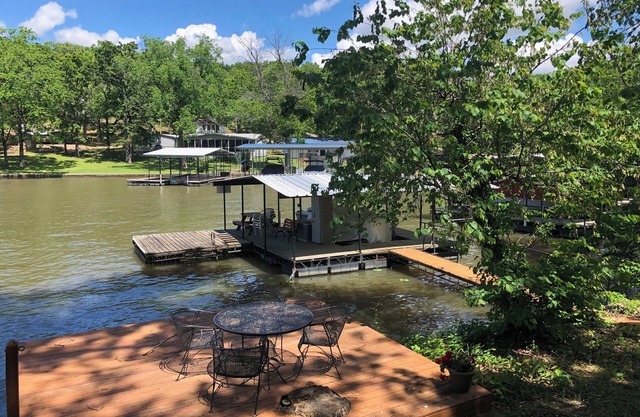 Cozy rustic lakefront cabin with AC and WiFi in charming Camdenton