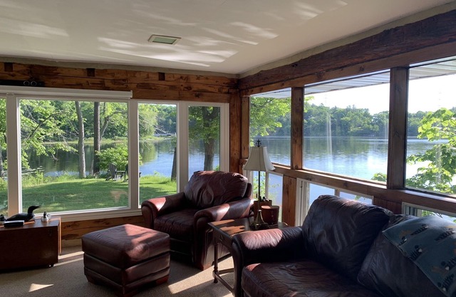 Cozy rustic log cottage with small private beach, 3 fireplaces and lots of space