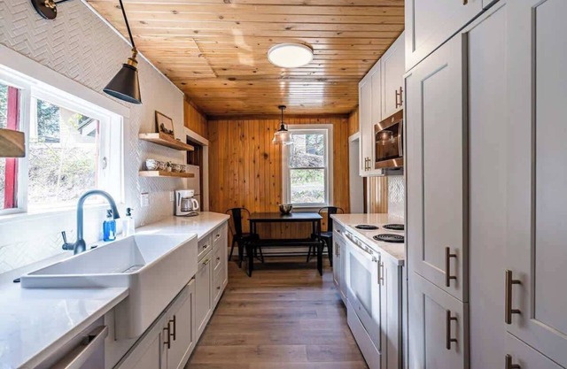 Cozy Rustic Mountain Retreat, Pet Friendly