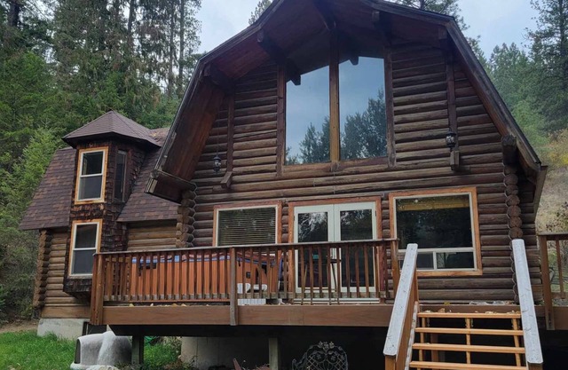Cozy, rustic private cabin in the woods! Skip to the river & CDA bike trail!