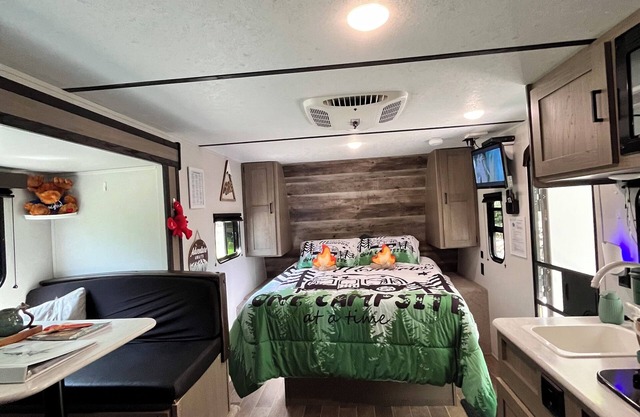 Cozy RV in Charming Orland with AC
