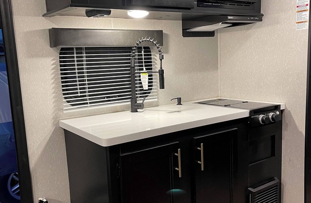 Cozy RV in Enchanting Hemet with WiFi, AC