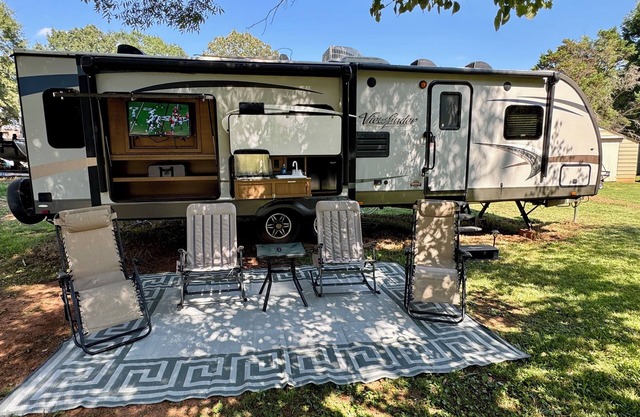 Cozy RV in quaint Nicholson. Close to UGA.