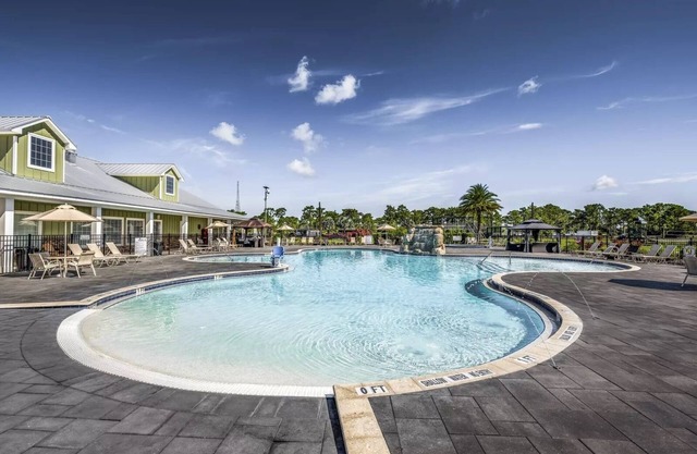 Cozy RV Site with Pool, Lakes and Tiki Bar in enchanting Lake Wales