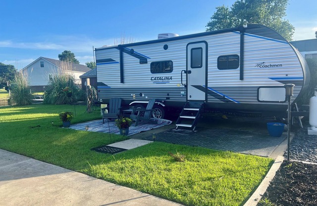 Cozy RV with WiFi and AC in Welcoming Grandy