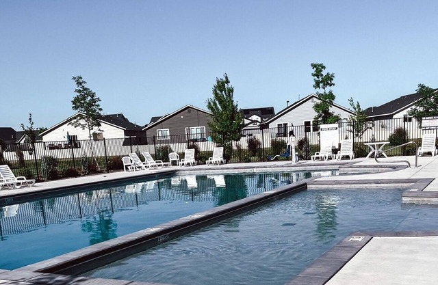 Cozy S. Meridian getaway...Close to Roaring Springs w/community pool access