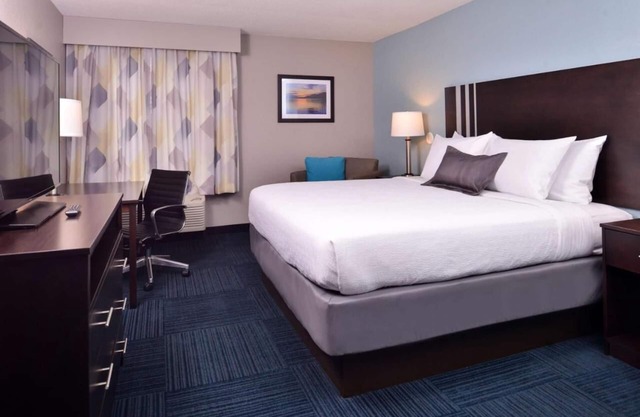 Cozy Saint Clairsville Inn, Perfect for Leisure & Business Trips! Pool