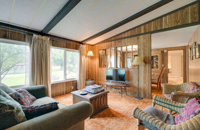 Cozy Salmon Home w/ Mountain Views & River Access