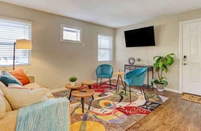 Cozy San Marco Flat, Walk to MD Anderson Cancer Center, near Riverside, Five Points and Avondale!