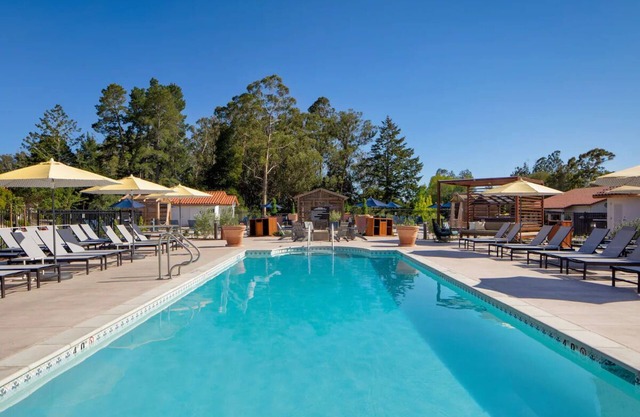 Cozy Sanctuary: Fireside, Pool, and Nature Trails for Your Discovery