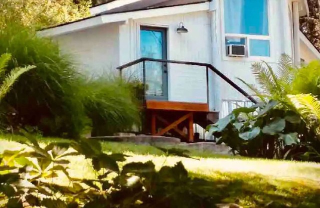 Cozy Sandpoint Cottage. Just a short bike to Sandpoint or Dover!