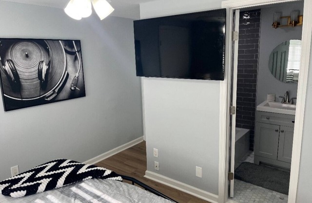 Cozy Savannah 4BD|Home King Bed w/ Parking near DT