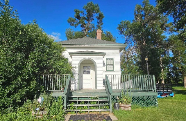 Cozy schoolhouse cabin in lovely Valley City with AC, WiFi, pet friendly.