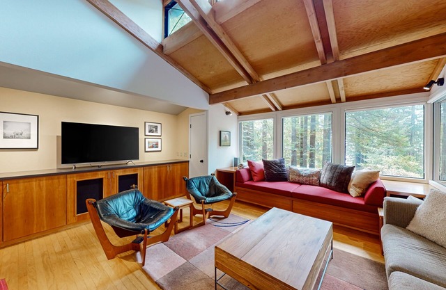 Cozy Sea Ranch hideaway, dog friendly near hiking trails, shared amenities