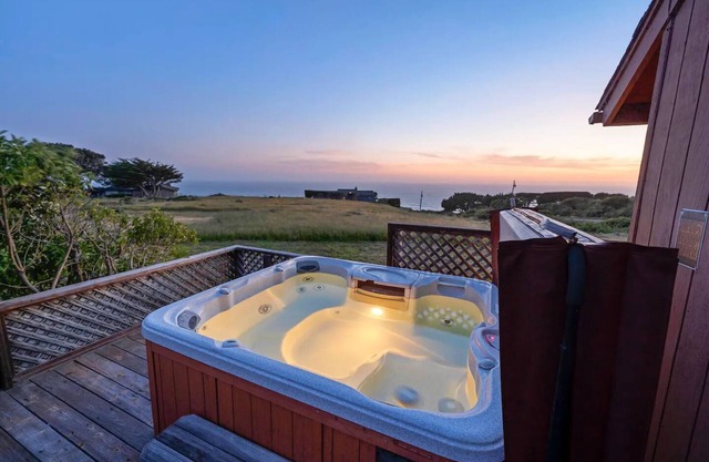 Cozy Sea View Cabin - Ocean Views - Hot Tub