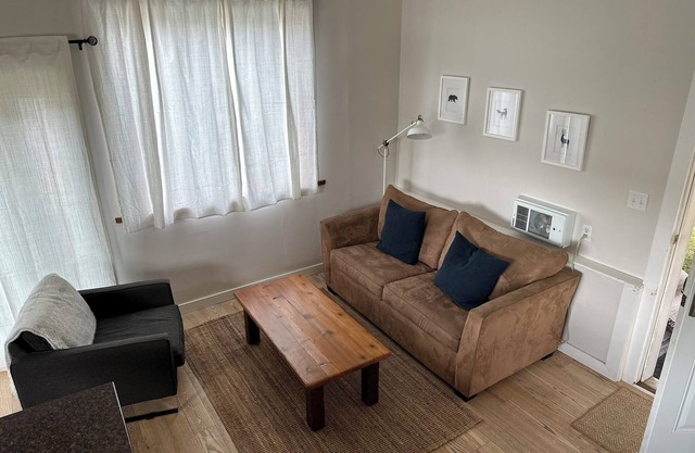 Cozy Sea View Cottage, easy 2 min walk to the beach!