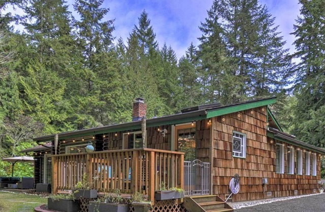 Cozy Seabeck Hideaway w/ Hot Tub & Fire Pits