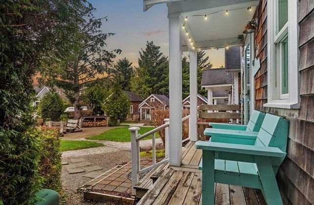 Cozy Seabrook Cabin- Private Yard & HotTub, Dogs OK, 15min. walk to town & beach