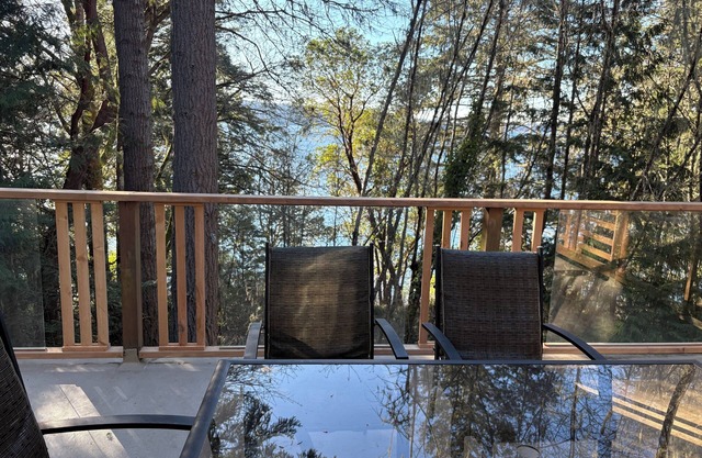 Cozy, secluded 3 bedroom with working space loft. Where the sea and forest meet