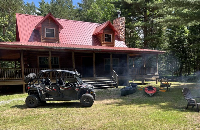 Cozy secluded cabin on a main snowmobile trail we call Rock Inn the Forest
