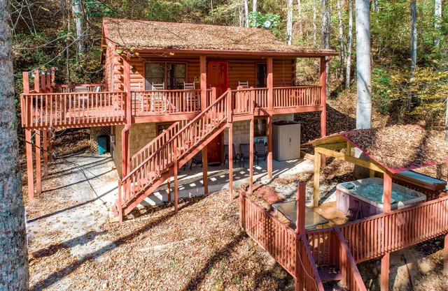 Cozy & secluded family-friendly home with a private hot tub & spacious deck