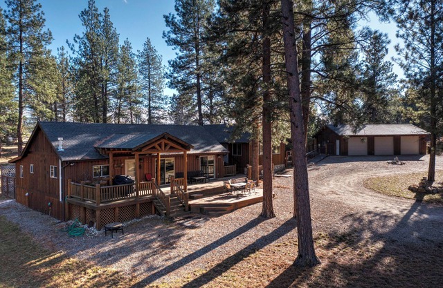 Cozy, secluded log cabin and bunk house w/ mountain views in Stevensville, MT