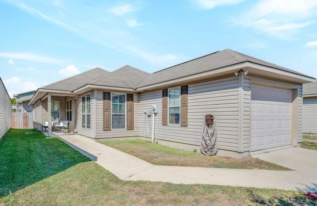 Cozy secluded retreat close to shopping!