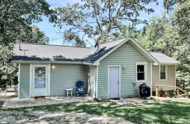 Cozy Serene home off 55 Queen Bed Smart TVs Wifi Secluded Nice View With Coffee