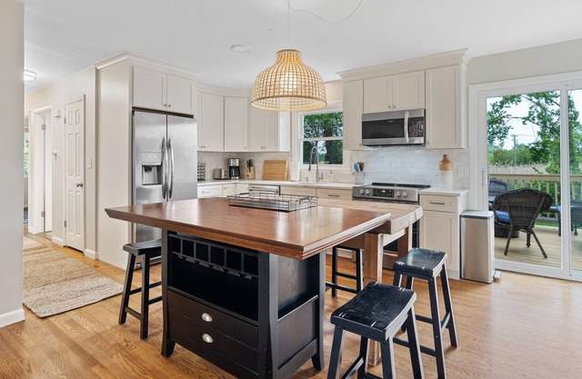 Cozy Shoreline home a short walk from downtown Guilford