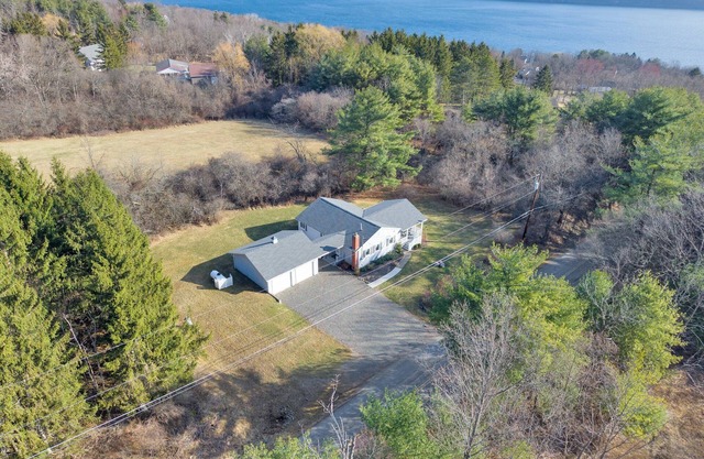 Cozy, simple 2 bed, 1 bath in FLX wine country.