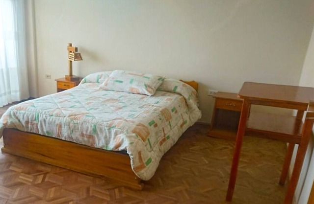 EINFACHES ZIMMER IM FAMILIENHAUS