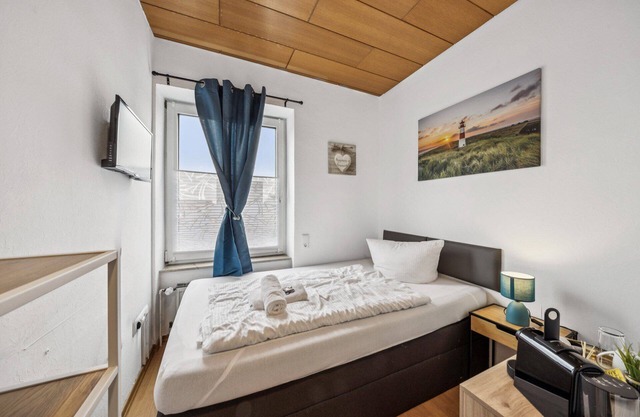 Gemütliches Einzelzimmer, Flachbildfernseher und modernem Badezimmer mit Dusche. Ideal für Paare und Kurzaufenthalte – genießen Sie eine entspannte Atmosphäre und maritimem Charme.