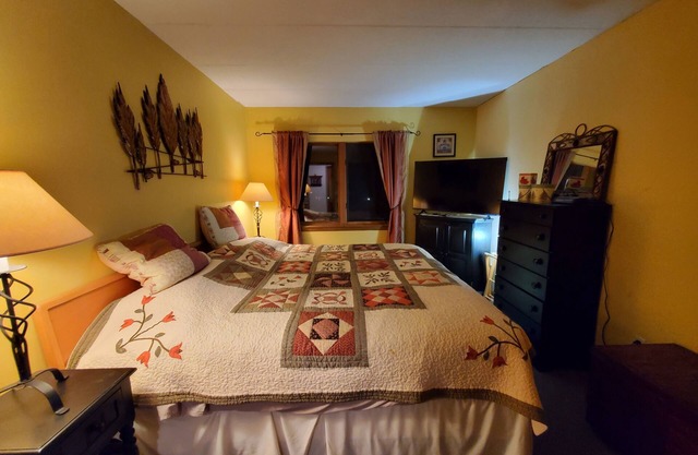 Cozy Ski Condo next to MT Snow with Mountain Views